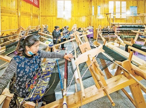 秀山土家族苗族自治縣清溪場鎮(zhèn)大寨村，土家織錦非遺工坊內，繡娘正在加緊生產土家織錦。